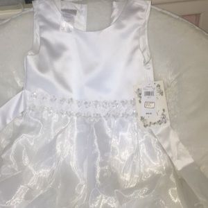 I’m selling a little girl wedding dress